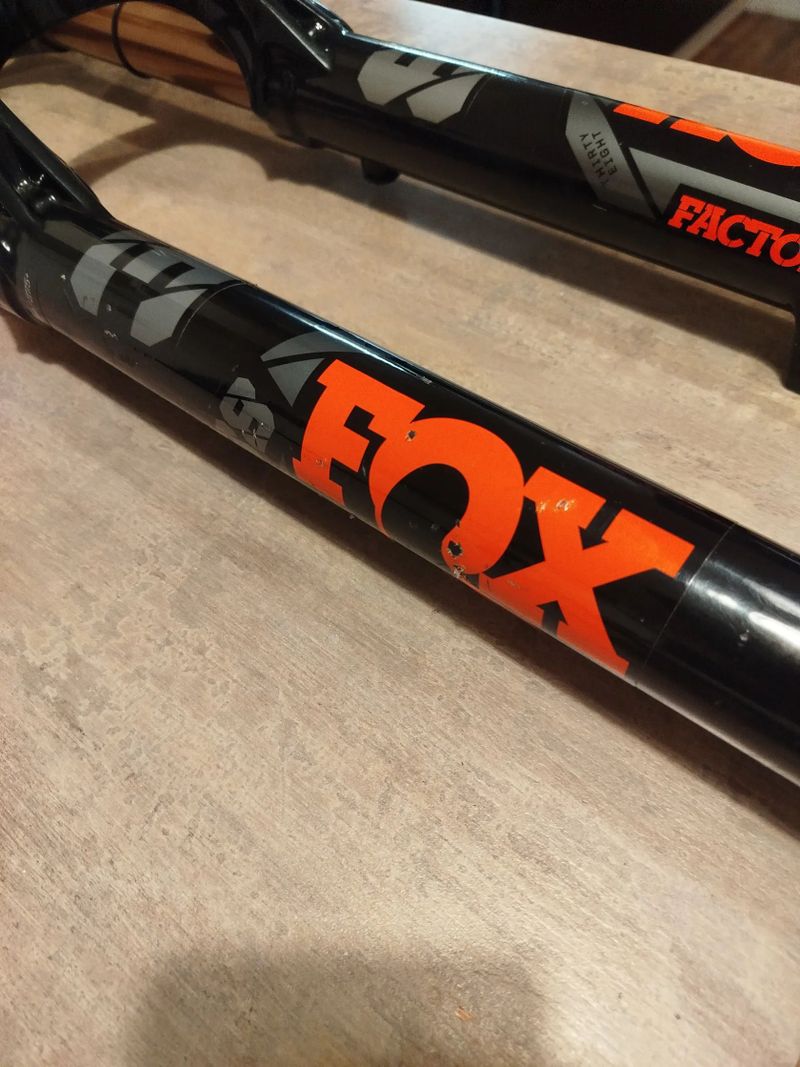 Vidlice Fox Factory 38 180mm - poškozený závit 