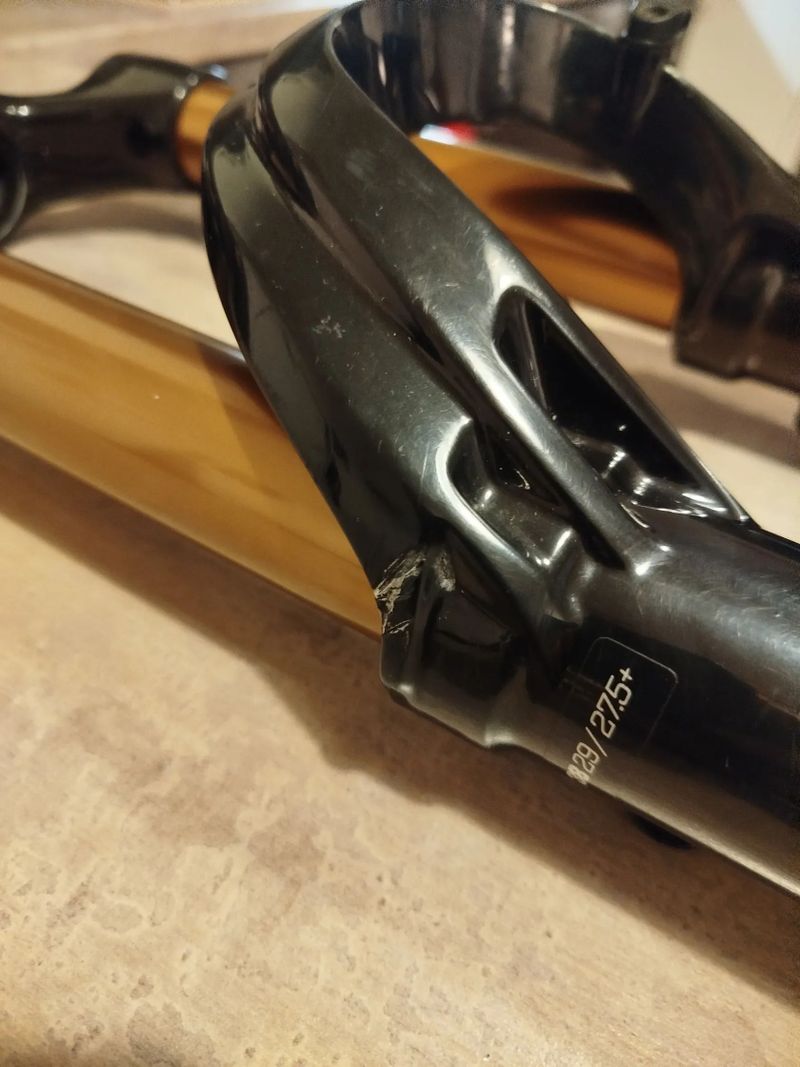 Vidlice Fox Factory 38 180mm - poškozený závit 