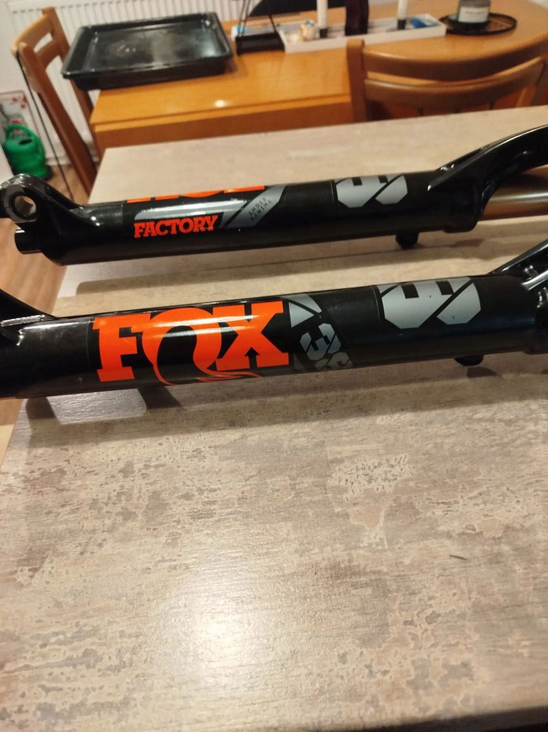 Vidlice Fox Factory 38 180mm - poškozený závit 