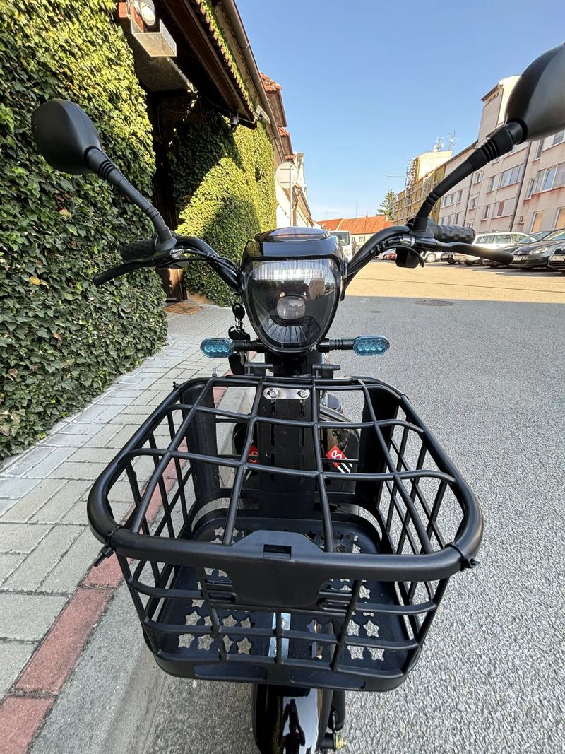 Moderní elektro skútr 350W – nový, LCD displej, světla, blinkry, alarm, bez registrace