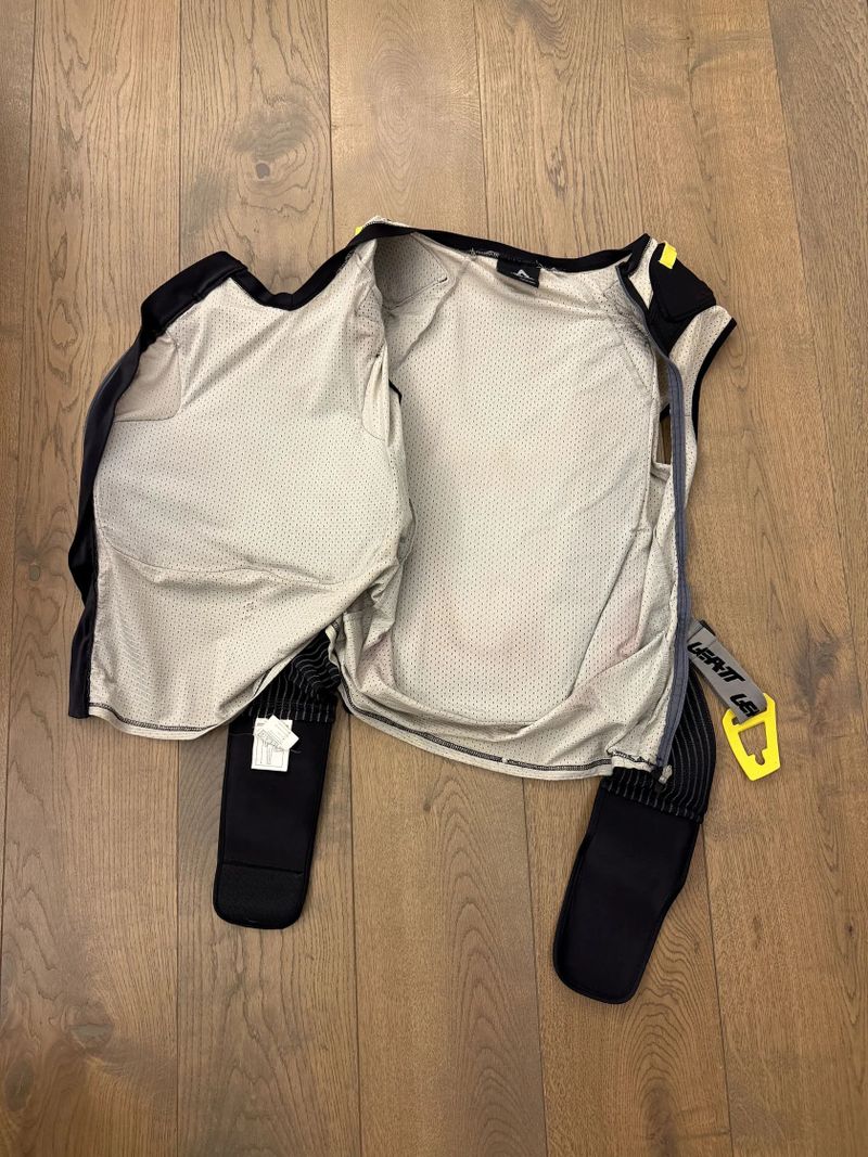 Chráničová vesta Leatt - vel. L/XL