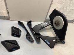 Tacx Neo 2T včetně pohyblivé základny Motion Plates