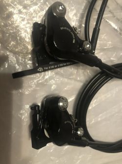 Silniční brzdový třmen Shimano 105 BR-R7070, pár, Flat mount černý + kus hadice zdarma 