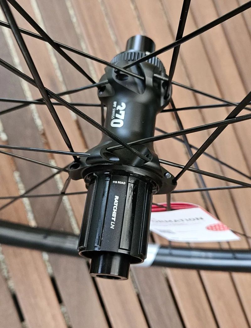 DT SWISS G1800 Spline DB 25 Ratchet LN18 - zapletená kola pro gravel biky - NOVÁ