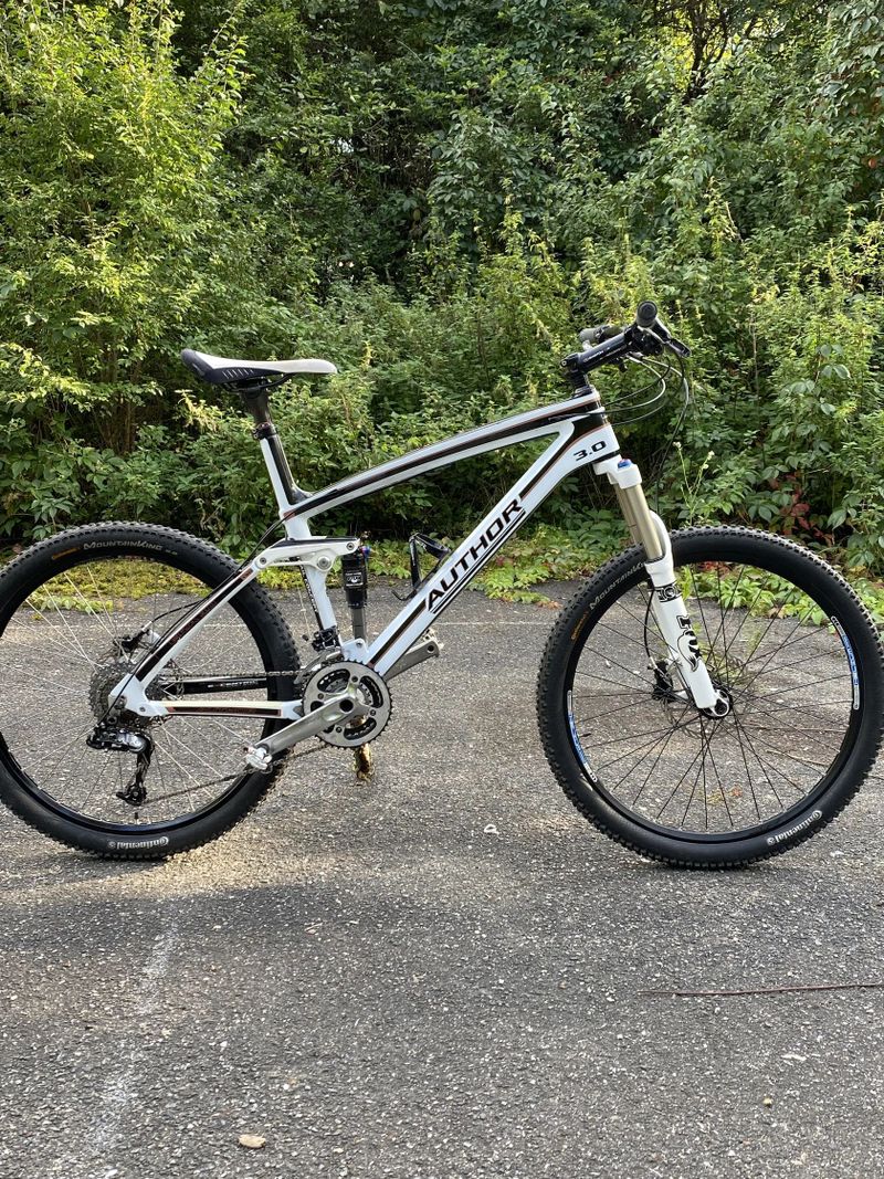 CELOODPRUŽENÉ AUTHOR ERA 3.0 KARBON RÁM 21”