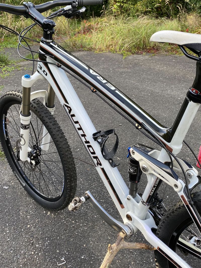 CELOODPRUŽENÉ AUTHOR ERA 3.0 KARBON RÁM 21”