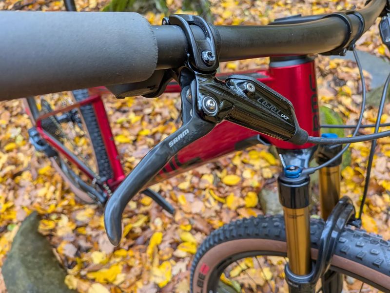 BMC Twostroke 01 Four, Sram X01 AXS, Fox 32 factory, karbonové ráfky 