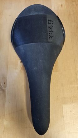 fi’zi:k Aliante R5 S-Alloy – silniční sedlo