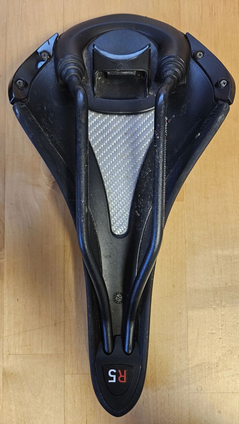 fi’zi:k Aliante R5 S-Alloy – silniční sedlo