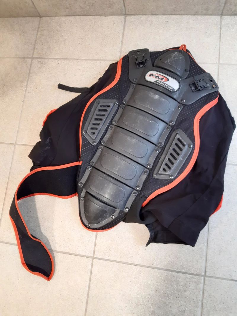 Vesta / chránič páteře a hrudníku