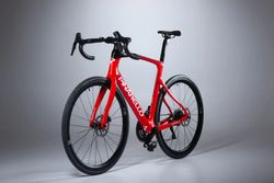 Pinarello X3 Keen Red – Shimano 105 Di2, karbonová kola, wattmetr