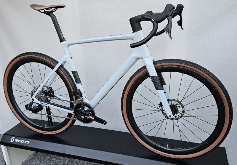 SCOTT Addict Gravel 20 AXS 2024/2025 – moderní závodní karbonový gravel - NOVÝ