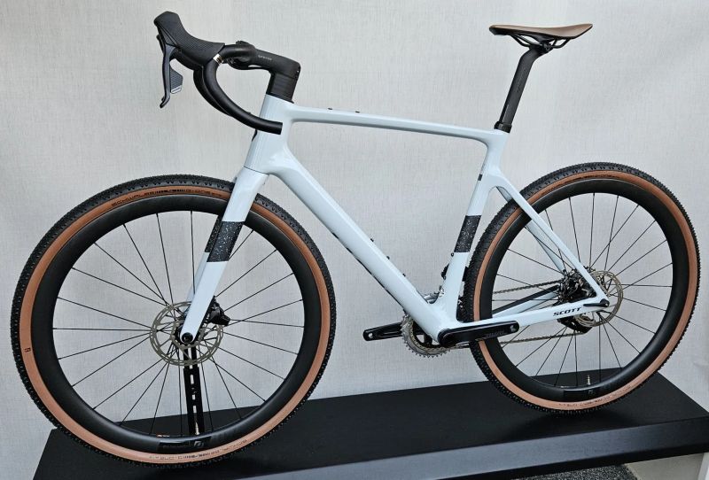 SCOTT Addict Gravel 20 AXS 2024/2025 – moderní závodní karbonový gravel - NOVÝ