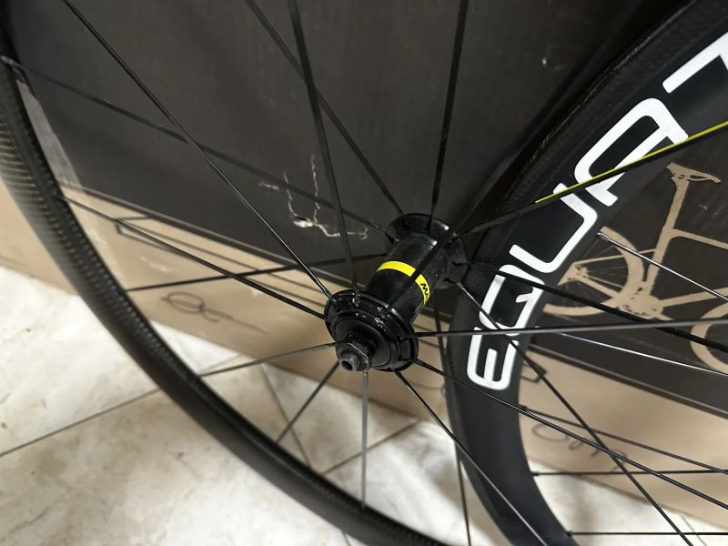 Zapletená karbonová Mavic equator