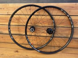 Zapletená kola E*thirteen Trail TRS+ 29” boost SRAM XD + pláště Maxxis zdarma 