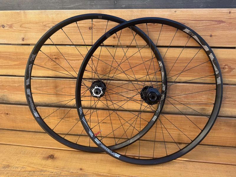 Zapletená kola E*thirteen Trail TRS+ 29” boost SRAM XD + pláště Maxxis zdarma 