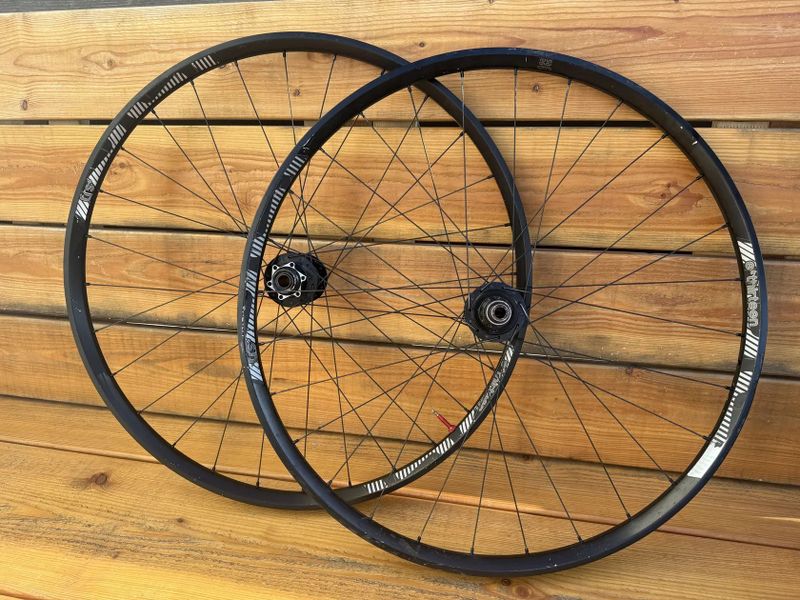 Zapletená kola E*thirteen Trail TRS+ 29” boost SRAM XD + pláště Maxxis zdarma 