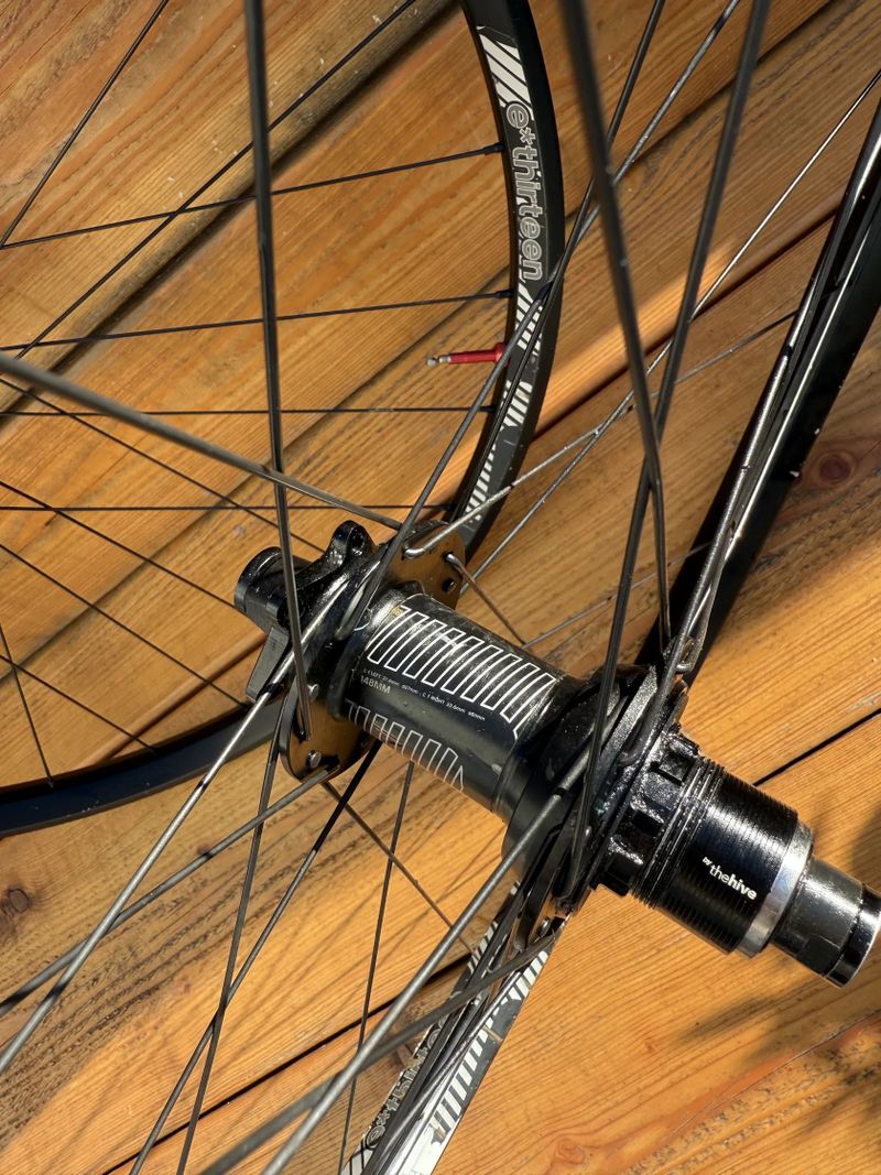 Zapletená kola E*thirteen Trail TRS+ 29” boost SRAM XD + pláště Maxxis zdarma 