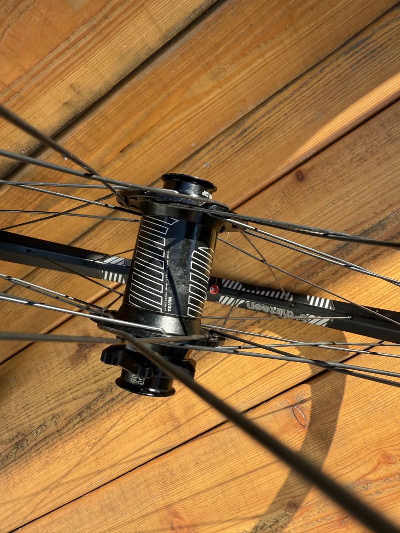 Zapletená kola E*thirteen Trail TRS+ 29” boost SRAM XD + pláště Maxxis zdarma 