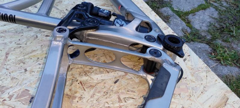 Prodám Enduro rám Banshee Titan V3.2