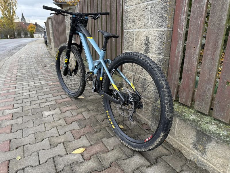 Mondraker Summum r 2022 – DH mašina připravená na sezónu