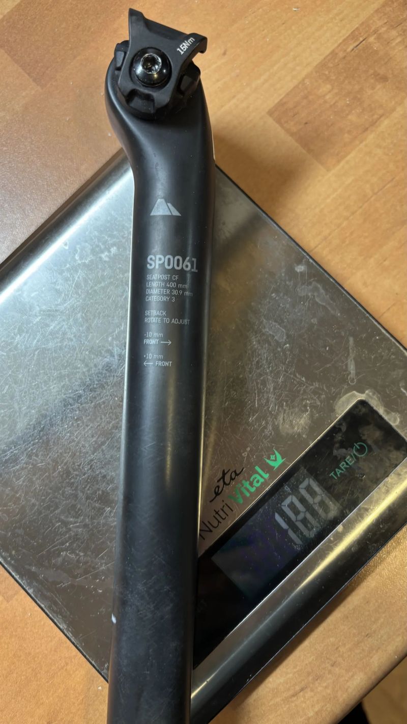 Karbonová sedlovka Canyon SP0061