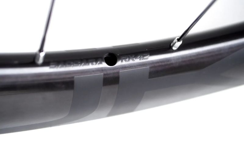 silniční/gravel karbonové výplety DUKE Baccara RX 42/CHRIS KING R45 IS/SAPIM CX-Ray 1.470 g disc