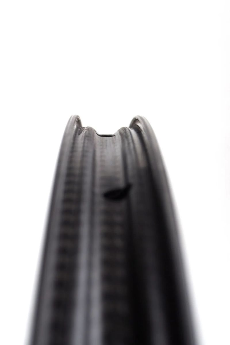 silniční/gravel karbonové výplety DUKE Baccara RX 42/CHRIS KING R45 IS/SAPIM CX-Ray 1.470 g disc