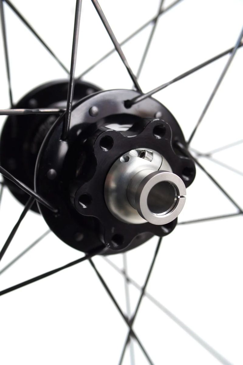 silniční/gravel karbonové výplety DUKE Baccara RX 42/CHRIS KING R45 IS/SAPIM CX-Ray 1.470 g disc