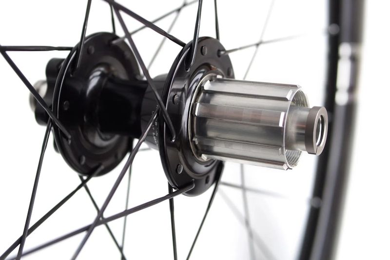 silniční/gravel karbonové výplety DUKE Baccara RX 42/CHRIS KING R45 IS/SAPIM CX-Ray 1.470 g disc