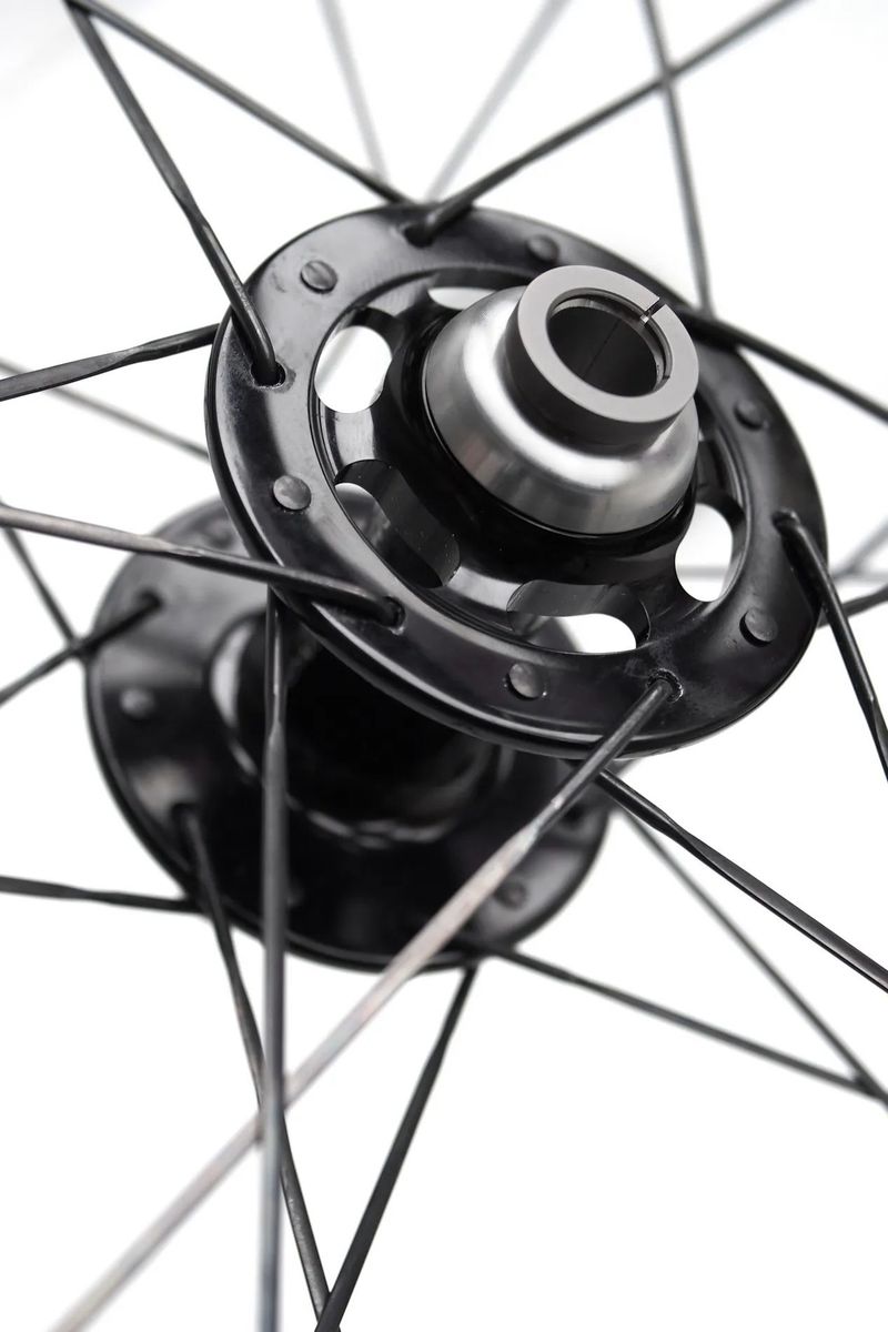 silniční/gravel karbonové výplety DUKE Baccara RX 42/CHRIS KING R45 IS/SAPIM CX-Ray 1.470 g disc