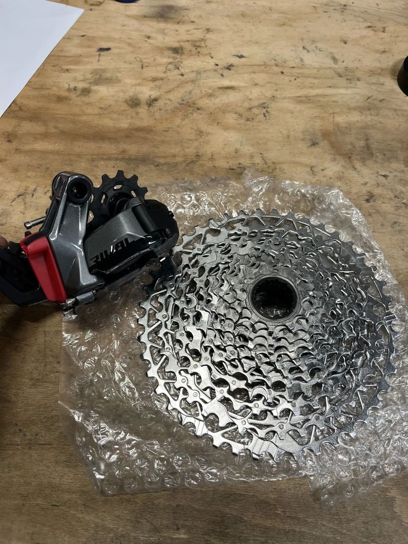 Sram rival xplr prehazovacka 44z a kazeta 10-44najeto 800km