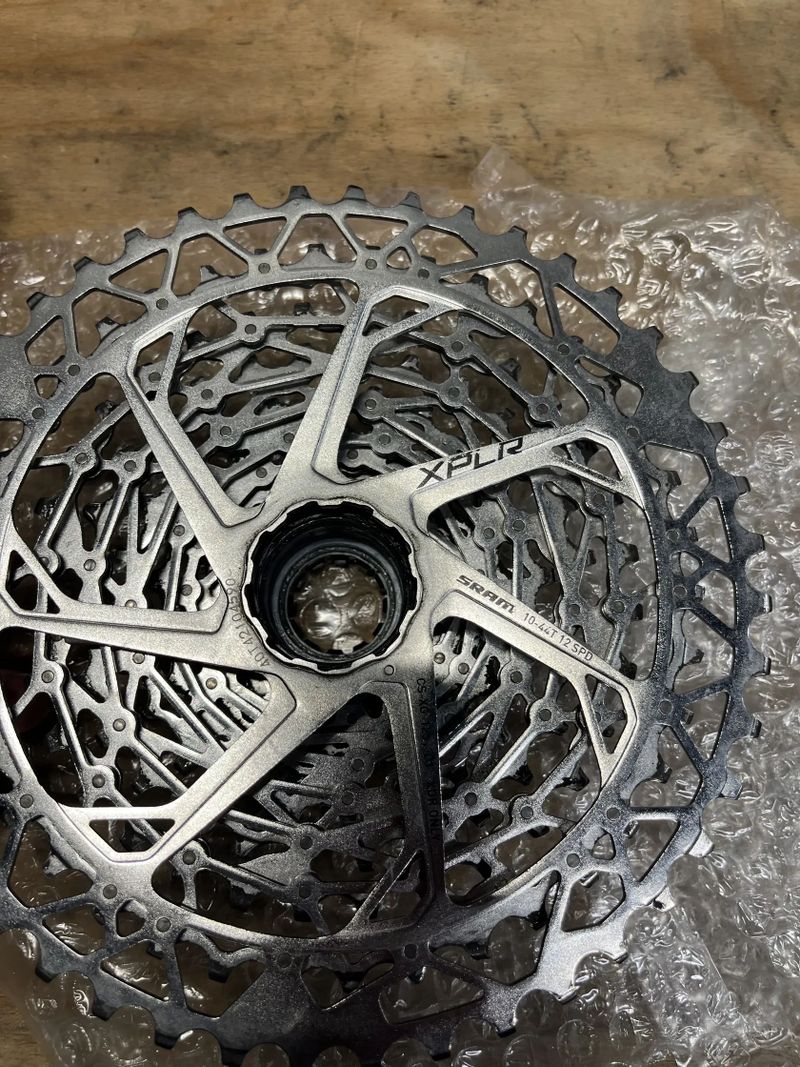 Sram rival xplr prehazovacka 44z a kazeta 10-44najeto 800km