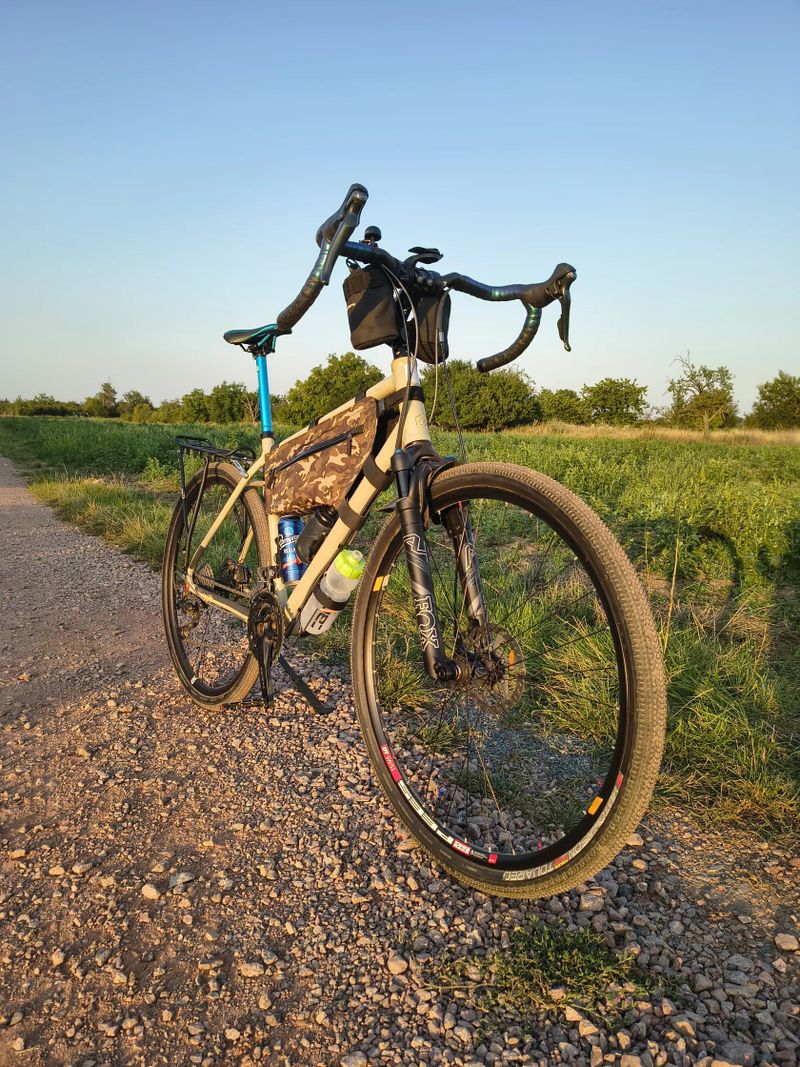 Expediční Gravel s FOX vidlicí 