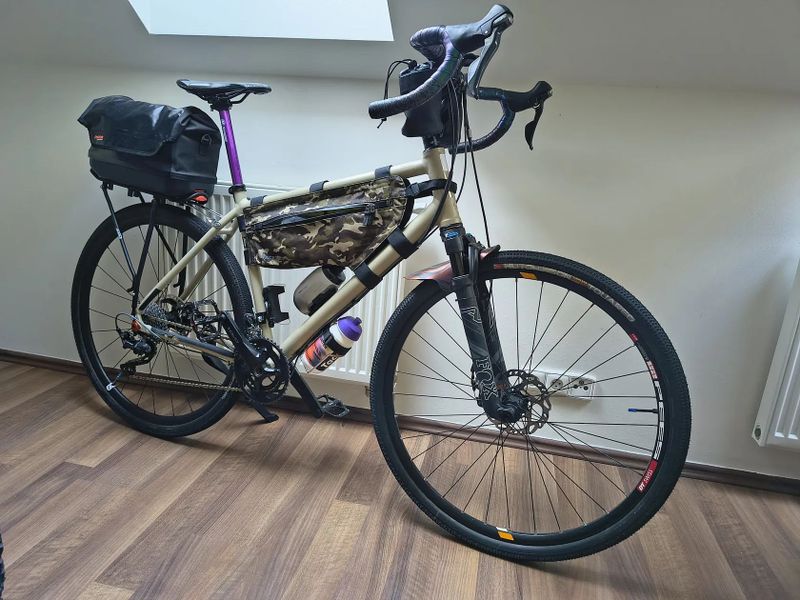 Expediční Gravel s FOX vidlicí 