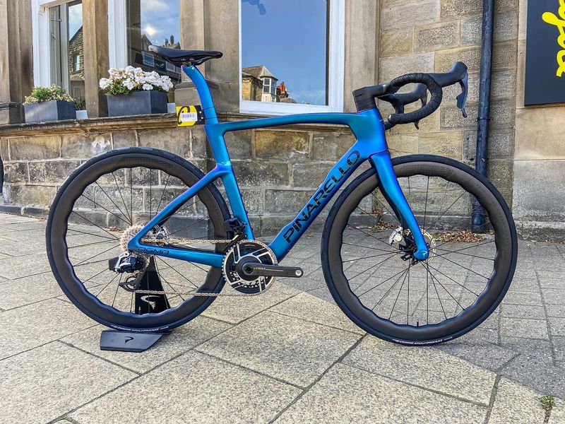 Pinarello Dogma F 2025 (NOVÉ, Luxter Gold, Blue)