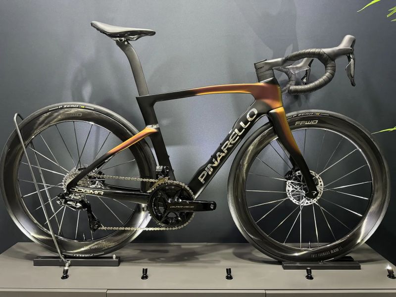 Pinarello Dogma F 2025 (NOVÉ, Luxter Gold, Blue)
