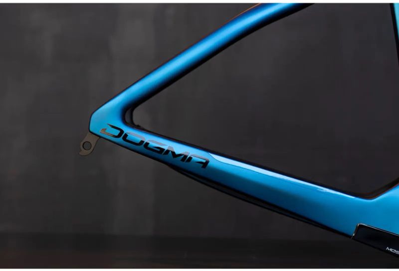 Pinarello Dogma F 2025 (NOVÉ, Luxter Gold, Blue)