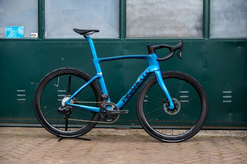 Pinarello Dogma F 2025 (NOVÉ, Luxter Gold, Blue)