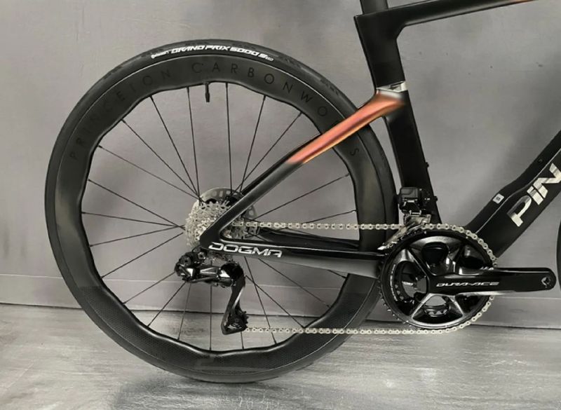 Pinarello Dogma F 2025 (NOVÉ, Luxter Gold, Blue)