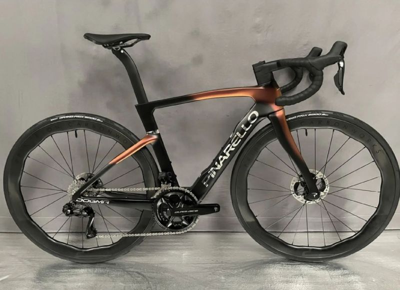 Pinarello Dogma F 2025 (NOVÉ, Luxter Gold, Blue)