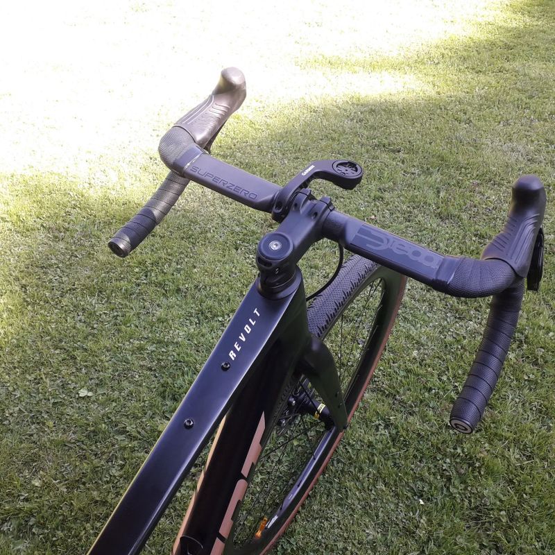 Giant Revolt Advanced Di2 vel.M