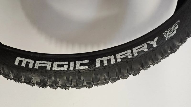 Prodám nové pneu Schwalbe MAGIC MARY 29x2.40 a TACKY CHAN 27.5x2.40 (Mullet)