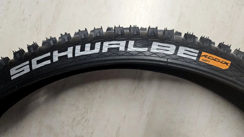 Prodám nové pneu Schwalbe MAGIC MARY 29x2.40 a TACKY CHAN 27.5x2.40 (Mullet)