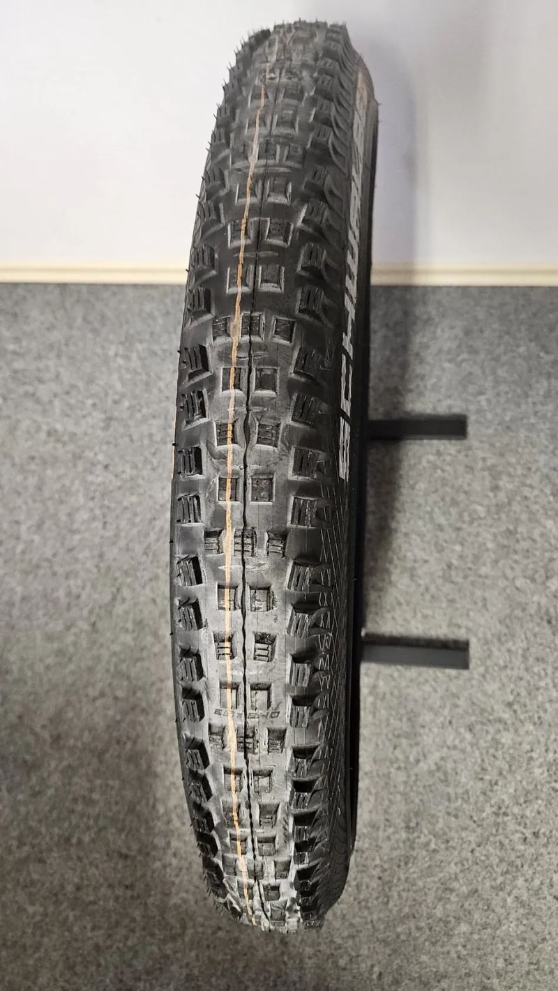 Prodám nové pneu Schwalbe MAGIC MARY 29x2.40 a TACKY CHAN 27.5x2.40 (Mullet)