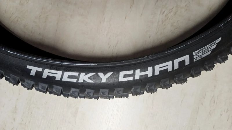 Prodám nové pneu Schwalbe MAGIC MARY 29x2.40 a TACKY CHAN 27.5x2.40 (Mullet)