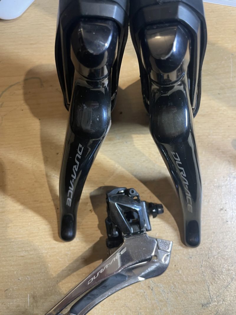 Sada Shimano Dura-Ace 2x11 hydraulika v pěkném sadu