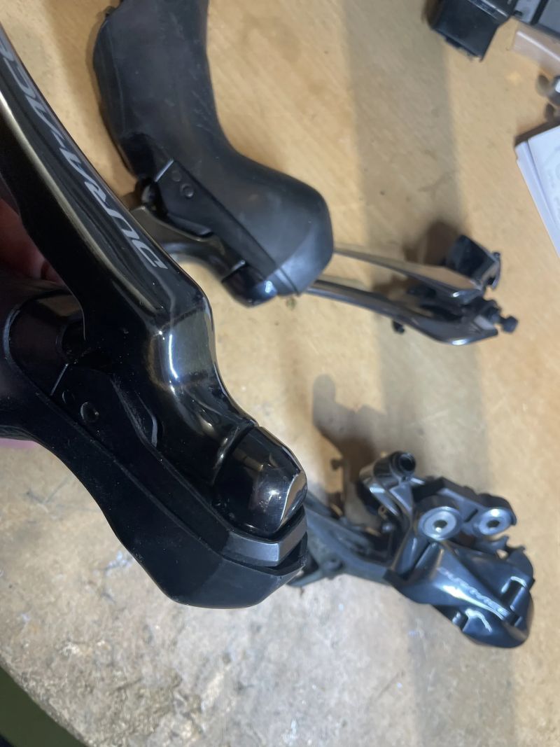Sada Shimano Dura-Ace 2x11 hydraulika v pěkném sadu