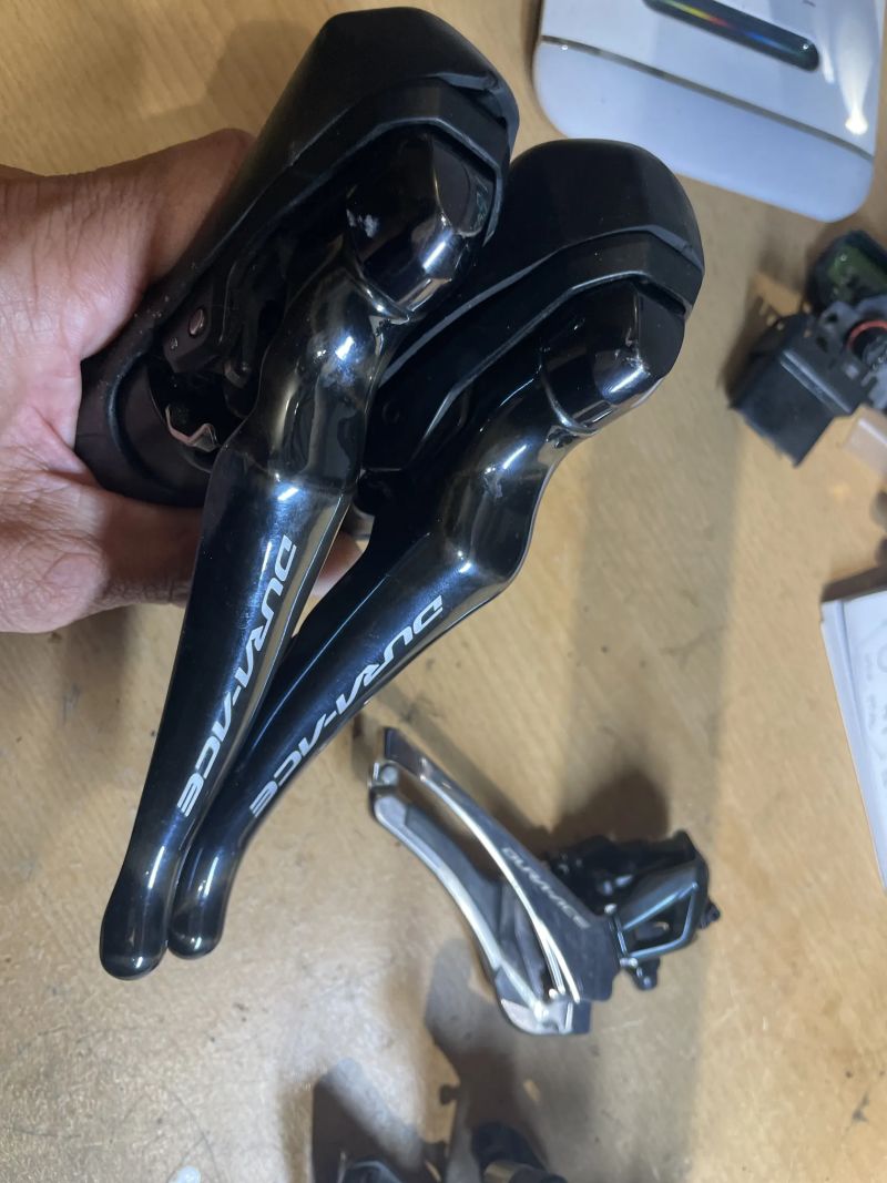 Sada Shimano Dura-Ace 2x11 hydraulika v pěkném sadu