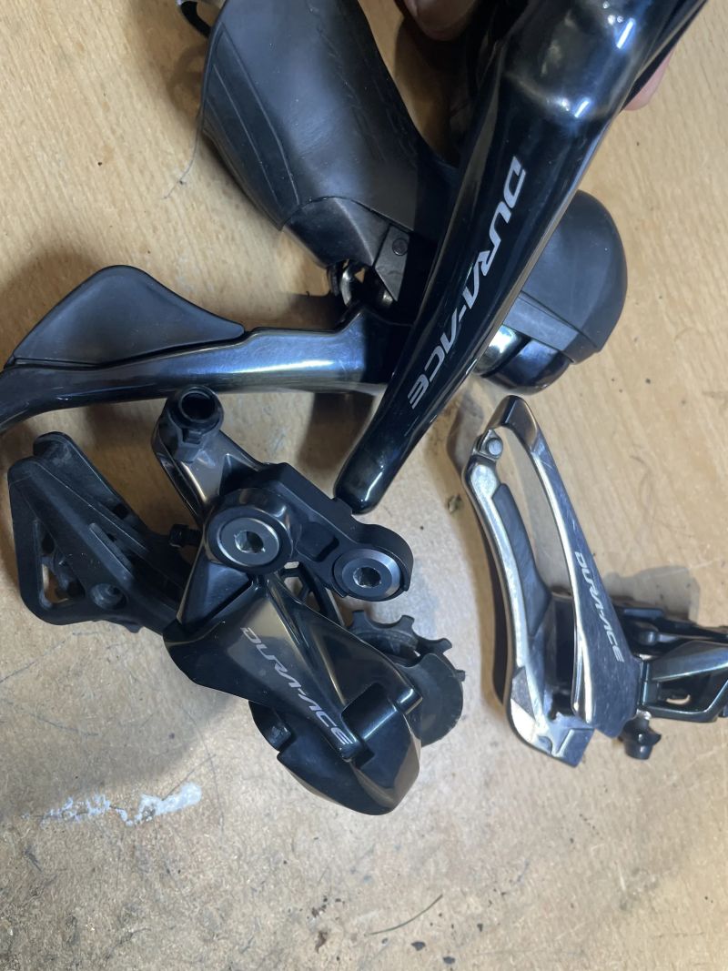Sada Shimano Dura-Ace 2x11 hydraulika v pěkném sadu